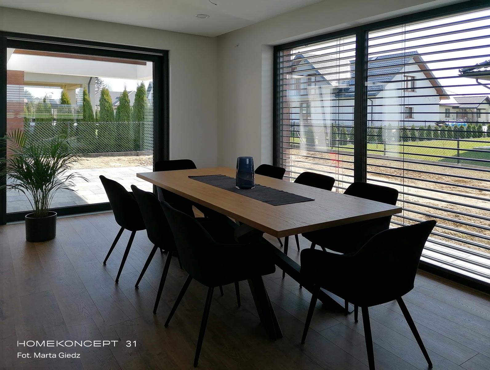 Jadalnia w nowoczesnym domu – drewniany stół na 8 osób – panoramiczne przeszklenia – HOMEKONCEPT 31 L