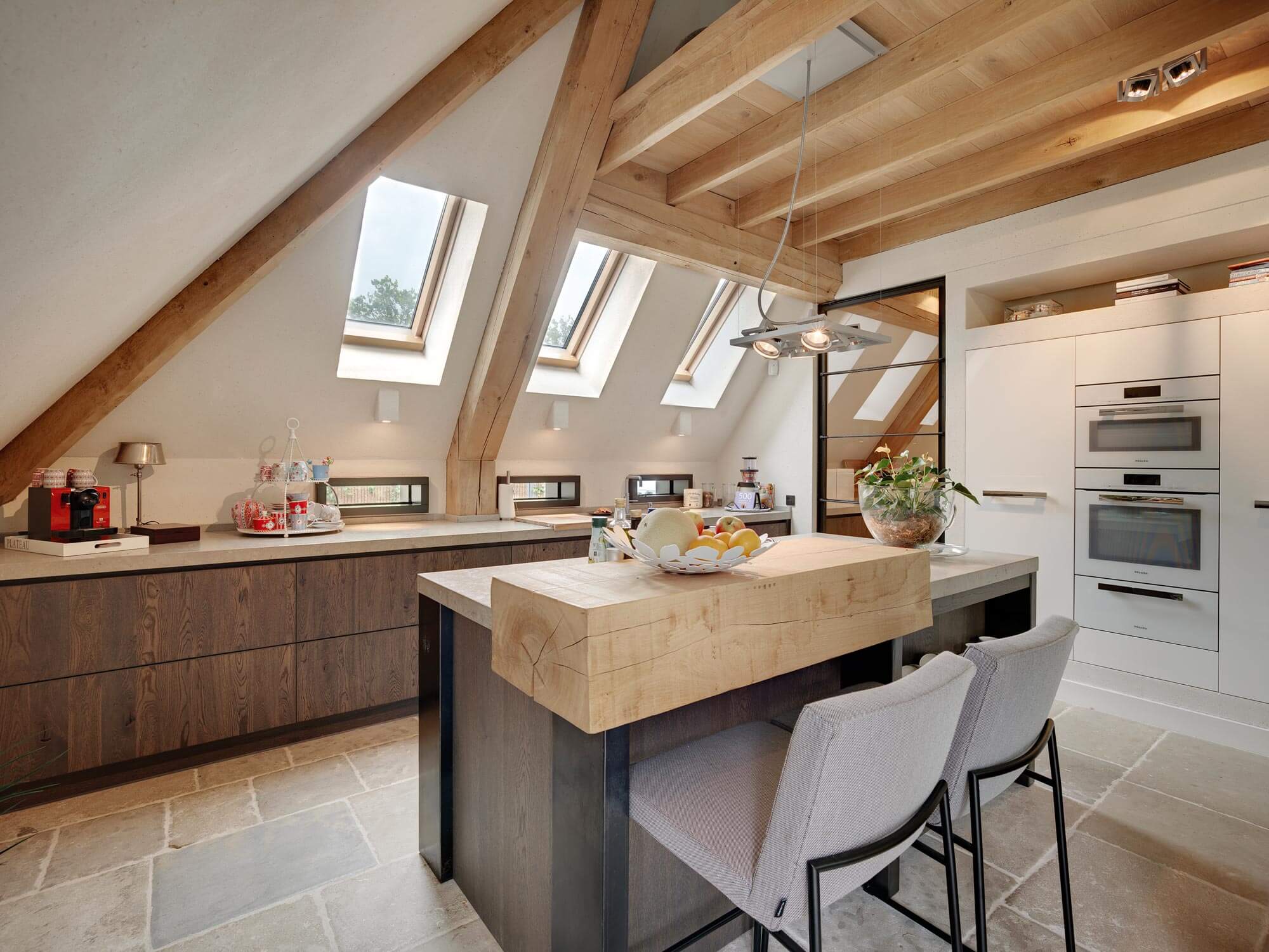 Okna dachowe FAKRO z drewnianą ramą w kuchni na poddaszu